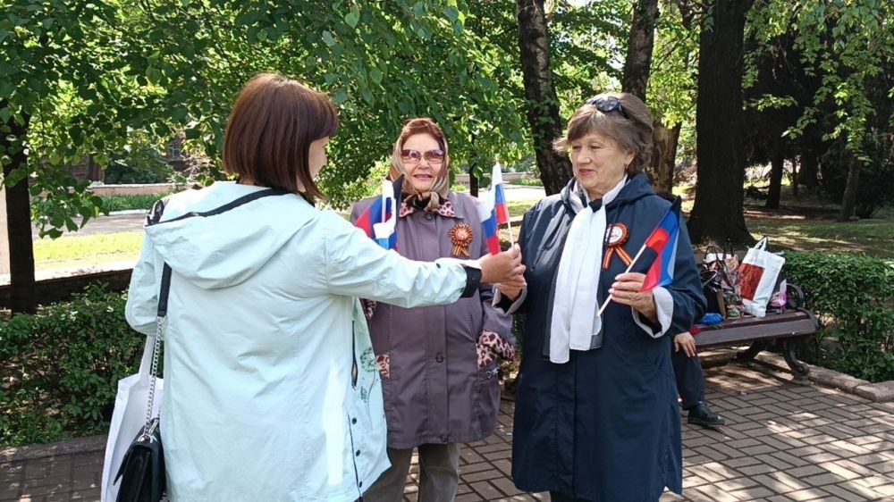 11 мая, в один из главных государственных праздников – День Донецкой Народной Республики, сотрудники Отдела культуры Администрации провели акцию по раздаче лент и флажков в цветах Донецкой Народной Республики и Российской... 11 мая, в один из главных государственных праздников – День Донецкой Народной Республики, сотрудники Отдела культуры Администрации провели акцию по раздаче лент и флажков в цветах Донецкой Народной Республики и Российской...