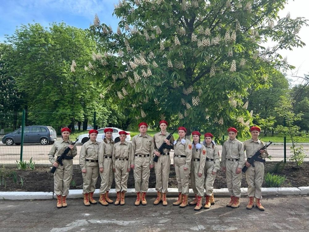 Юнармейский отряд ГБОУ "Октябрьская школа Волновахского м.о.", активисты первичного отделения Движения Первых и все обучающиеся, учителя и родители школы сердечно поздравляют всех с Днем Республики! День Донецкой Народной... Юнармейский отряд ГБОУ "Октябрьская школа Волновахского м.о.", активисты первичного отделения Движения Первых и все обучающиеся, учителя и родители школы сердечно поздравляют всех с Днем Республики! День Донецкой Народной...