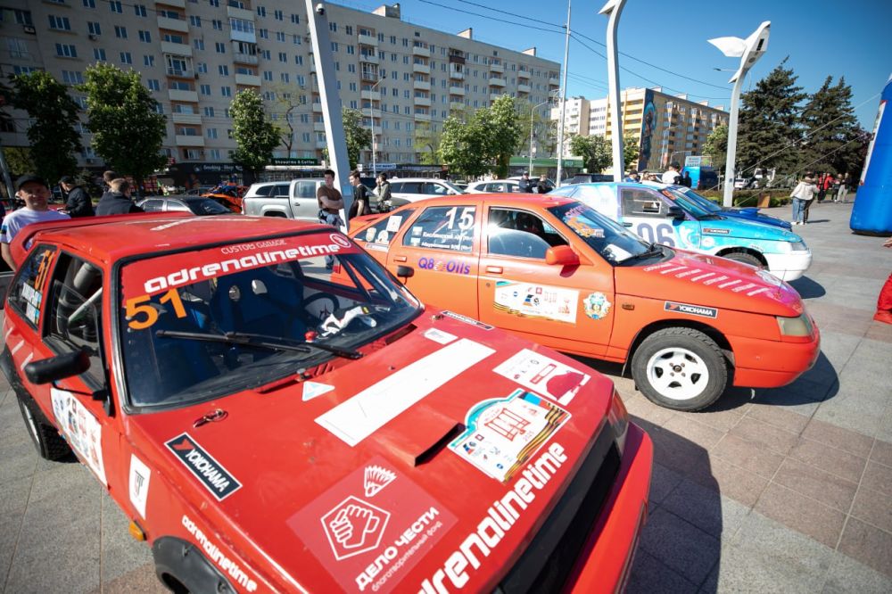 Мариупольцы отмечают День рождения Республики Мариупольцы отмечают День рождения Республики