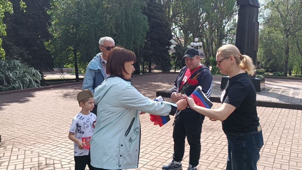 11 мая, в один из главных государственных праздников – День Донецкой Народной Республики, сотрудники Отдела культуры Администрации провели акцию по раздаче лент и флажков в цветах Донецкой Народной Республики и Российской... 11 мая, в один из главных государственных праздников – День Донецкой Народной Республики, сотрудники Отдела культуры Администрации провели акцию по раздаче лент и флажков в цветах Донецкой Народной Республики и Российской...