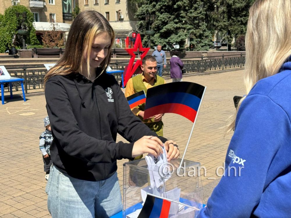 В День Республики в Донецке прошла реконструкция референдума 2014 года В День Республики в Донецке прошла реконструкция референдума 2014 года