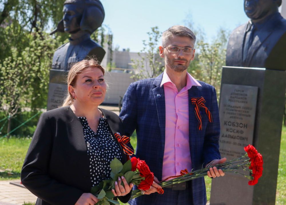 В День Республики члены Общественной палаты ДНР почтили память героев Донбасса В День Республики члены Общественной палаты ДНР почтили память героев Донбасса