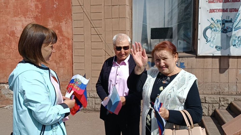 11 мая, в один из главных государственных праздников – День Донецкой Народной Республики, сотрудники Отдела культуры Администрации провели акцию по раздаче лент и флажков в цветах Донецкой Народной Республики и Российской... 11 мая, в один из главных государственных праздников – День Донецкой Народной Республики, сотрудники Отдела культуры Администрации провели акцию по раздаче лент и флажков в цветах Донецкой Народной Республики и Российской...