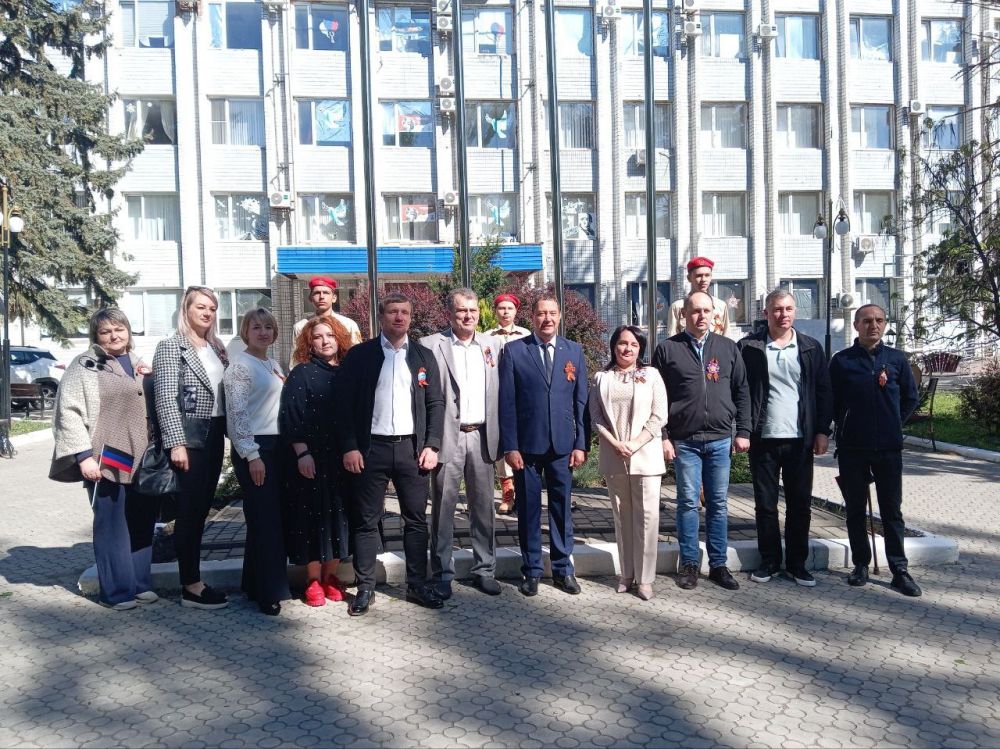В День Республики юнармейцы ГБОУ "Волновахская школа №2 волновахского м.о." Балякин Тимофей, Бондарь Кирилл и Варуша Максим совместно с администрацией Волновахского муниципального округа и представителями шефа-региона Ямал... В День Республики юнармейцы ГБОУ "Волновахская школа №2 волновахского м.о." Балякин Тимофей, Бондарь Кирилл и Варуша Максим совместно с администрацией Волновахского муниципального округа и представителями шефа-региона Ямал...