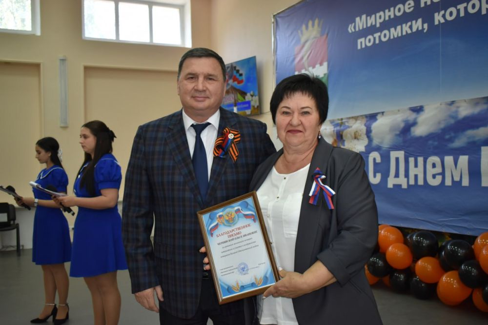 Игорь Лызов: На праздничном концерте, посвященном Дню Донецкой Народной Республики вручил Благодарственное письмо депутату Амвросиевского муниципального совета Чернявской Ольге Ивановне за активную жизненную позицию... Игорь Лызов: На праздничном концерте, посвященном Дню Донецкой Народной Республики вручил Благодарственное письмо депутату Амвросиевского муниципального совета Чернявской Ольге Ивановне за активную жизненную позицию...