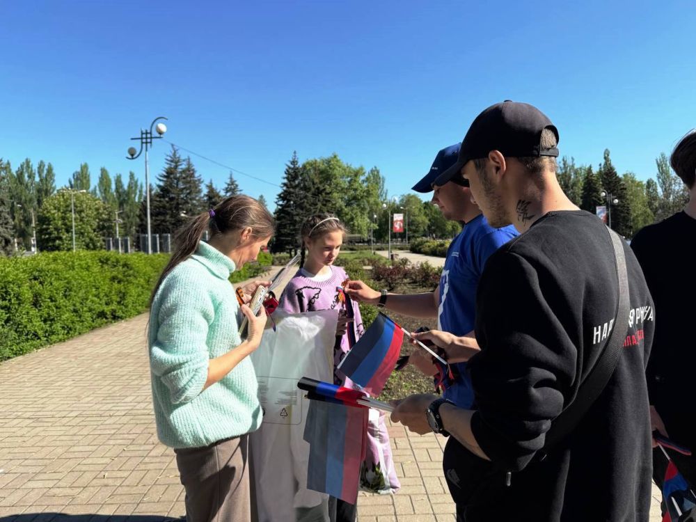 Александр Шатов: В Шахтерске прошла патриотическая акция к 11-летию Донецкой Народной Республики Александр Шатов: В Шахтерске прошла патриотическая акция к 11-летию Донецкой Народной Республики