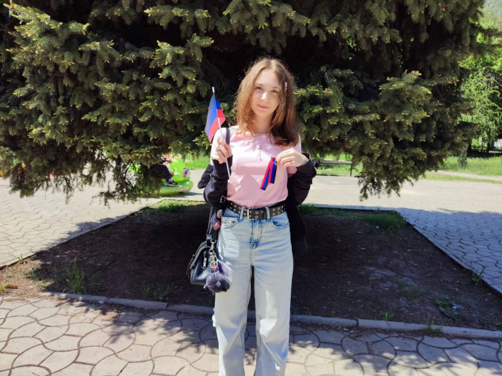 Елена Рязанцева: С Республикой в сердце !. В рамках комплекса мероприятий по празднованию Дня Республики в Пролетарском районе города Донецка состоялась акция «С Республикой в сердце», в ходе которой участники мероприятия... Елена Рязанцева: С Республикой в сердце !. В рамках комплекса мероприятий по празднованию Дня Республики в Пролетарском районе города Донецка состоялась акция «С Республикой в сердце», в ходе которой участники мероприятия...
