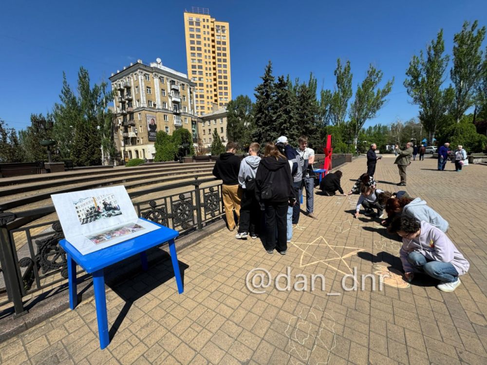 В День Республики в Донецке прошла реконструкция референдума 2014 года В День Республики в Донецке прошла реконструкция референдума 2014 года