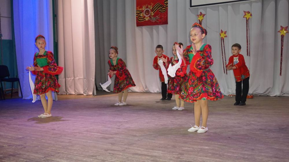 Каждый год в эти майские дни наш народ вспоминает грозные годы Великой Отечественной войны, чтит память павших Каждый год в эти майские дни наш народ вспоминает грозные годы Великой Отечественной войны, чтит память павших