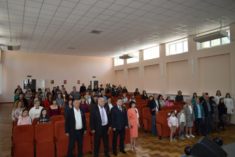 Игорь Лызов: На праздничном концерте, посвященном Дню Донецкой Народной Республики вручил Благодарственное письмо депутату Амвросиевского муниципального совета Чернявской Ольге Ивановне за активную жизненную позицию... Игорь Лызов: На праздничном концерте, посвященном Дню Донецкой Народной Республики вручил Благодарственное письмо депутату Амвросиевского муниципального совета Чернявской Ольге Ивановне за активную жизненную позицию...