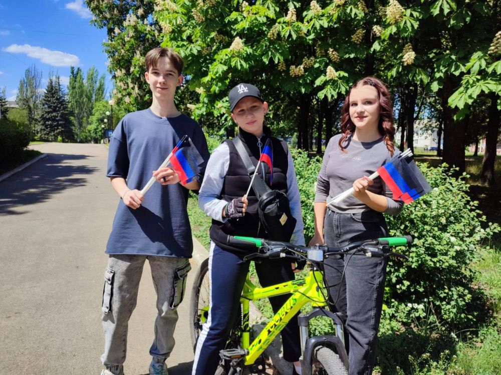 Елена Рязанцева: С Республикой в сердце !. В рамках комплекса мероприятий по празднованию Дня Республики в Пролетарском районе города Донецка состоялась акция «С Республикой в сердце», в ходе которой участники мероприятия... Елена Рязанцева: С Республикой в сердце !. В рамках комплекса мероприятий по празднованию Дня Республики в Пролетарском районе города Донецка состоялась акция «С Республикой в сердце», в ходе которой участники мероприятия...