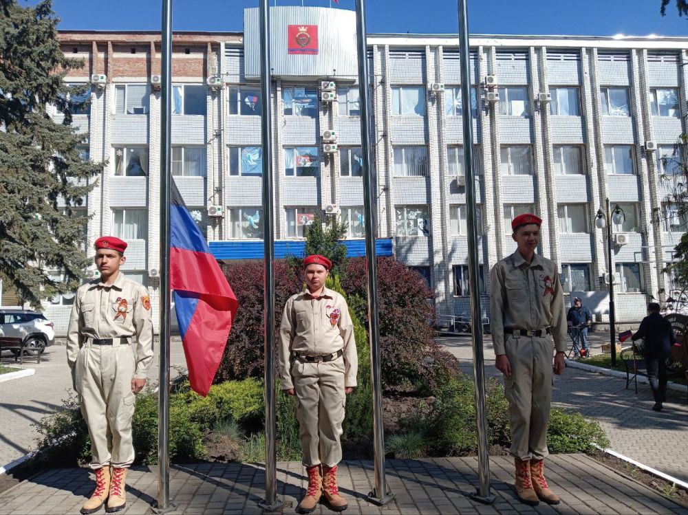 В День Республики юнармейцы ГБОУ "Волновахская школа №2 волновахского м.о." Балякин Тимофей, Бондарь Кирилл и Варуша Максим совместно с администрацией Волновахского муниципального округа и представителями шефа-региона Ямал... В День Республики юнармейцы ГБОУ "Волновахская школа №2 волновахского м.о." Балякин Тимофей, Бондарь Кирилл и Варуша Максим совместно с администрацией Волновахского муниципального округа и представителями шефа-региона Ямал...
