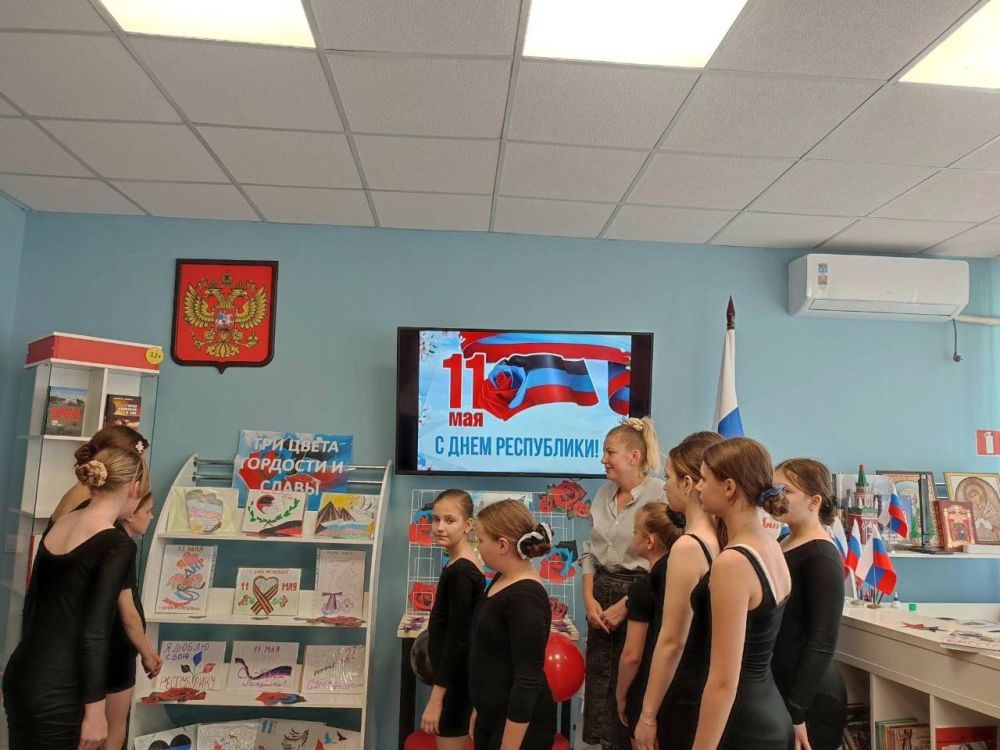 «С Республикой в сердце»-выставка рисунков с таким названием была оформлена в клубе села Бирюки в честь Дня Республики «С Республикой в сердце»-выставка рисунков с таким названием была оформлена в клубе села Бирюки в честь Дня Республики