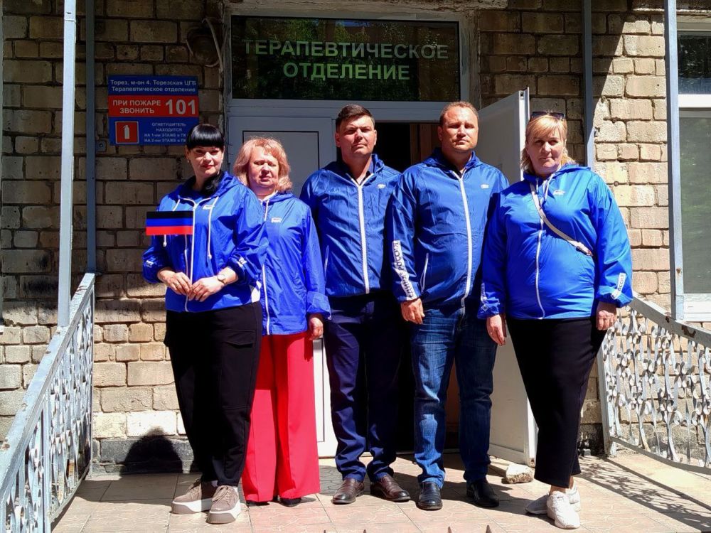 Депутаты Торезского городского совета и Врип Главы муниципального образования, Чесноков Артем Валериевич, поздравили жителей Тореза, находящихся на лечении в учреждении здравоохранения, с Днём Донецкой Народной Республики! Депутаты Торезского городского совета и Врип Главы муниципального образования, Чесноков Артем Валериевич, поздравили жителей Тореза, находящихся на лечении в учреждении здравоохранения, с Днём Донецкой Народной Республики!