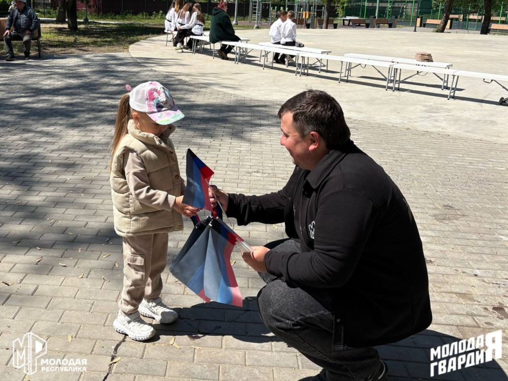 Молодёжь Тельманово поздравила жителей города Молодёжь Тельманово поздравила жителей города