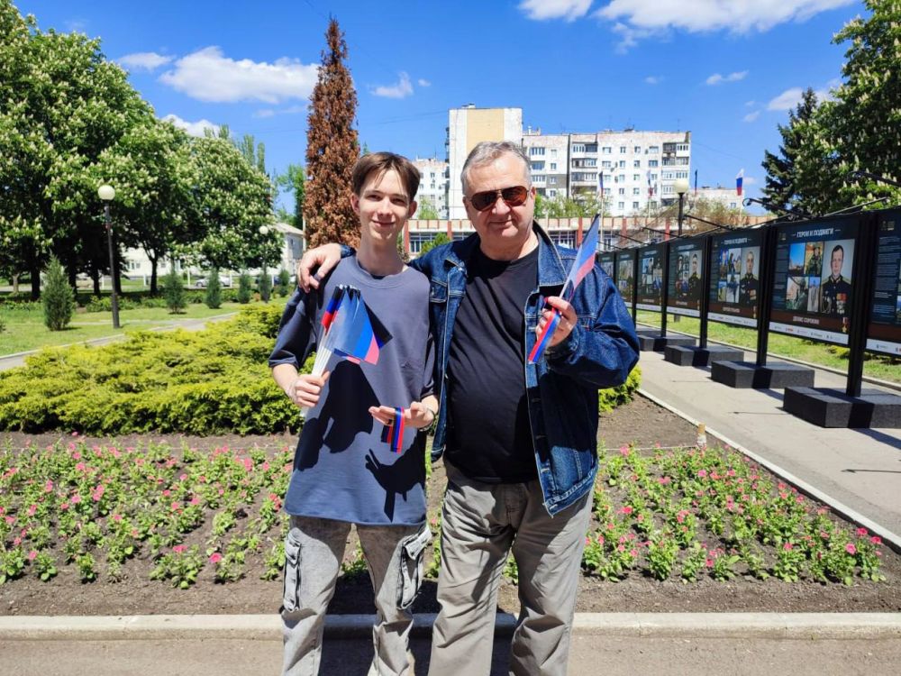 Елена Рязанцева: С Республикой в сердце !. В рамках комплекса мероприятий по празднованию Дня Республики в Пролетарском районе города Донецка состоялась акция «С Республикой в сердце», в ходе которой участники мероприятия... Елена Рязанцева: С Республикой в сердце !. В рамках комплекса мероприятий по празднованию Дня Республики в Пролетарском районе города Донецка состоялась акция «С Республикой в сердце», в ходе которой участники мероприятия...