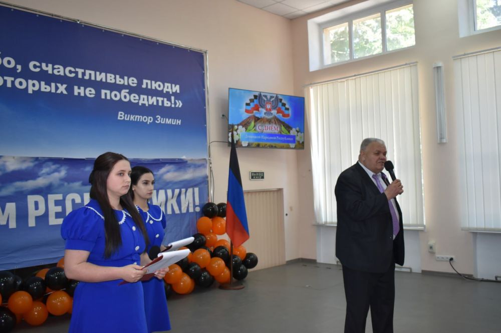 Игорь Лызов: На праздничном концерте, посвященном Дню Донецкой Народной Республики вручил Благодарственное письмо депутату Амвросиевского муниципального совета Чернявской Ольге Ивановне за активную жизненную позицию... Игорь Лызов: На праздничном концерте, посвященном Дню Донецкой Народной Республики вручил Благодарственное письмо депутату Амвросиевского муниципального совета Чернявской Ольге Ивановне за активную жизненную позицию...