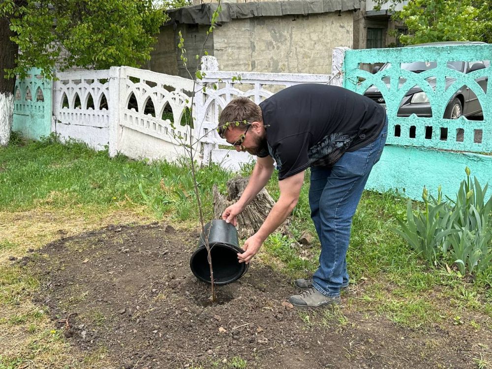 «Аллея Памяти». Активная молодёжь Иловайска совместно с представителями администрации города и сотрудниками детского сада «Ласточка», а также с волонтерами Дома Народного Единства Нижнего Новгорода провели посадку молодых... «Аллея Памяти». Активная молодёжь Иловайска совместно с представителями администрации города и сотрудниками детского сада «Ласточка», а также с волонтерами Дома Народного Единства Нижнего Новгорода провели посадку молодых...