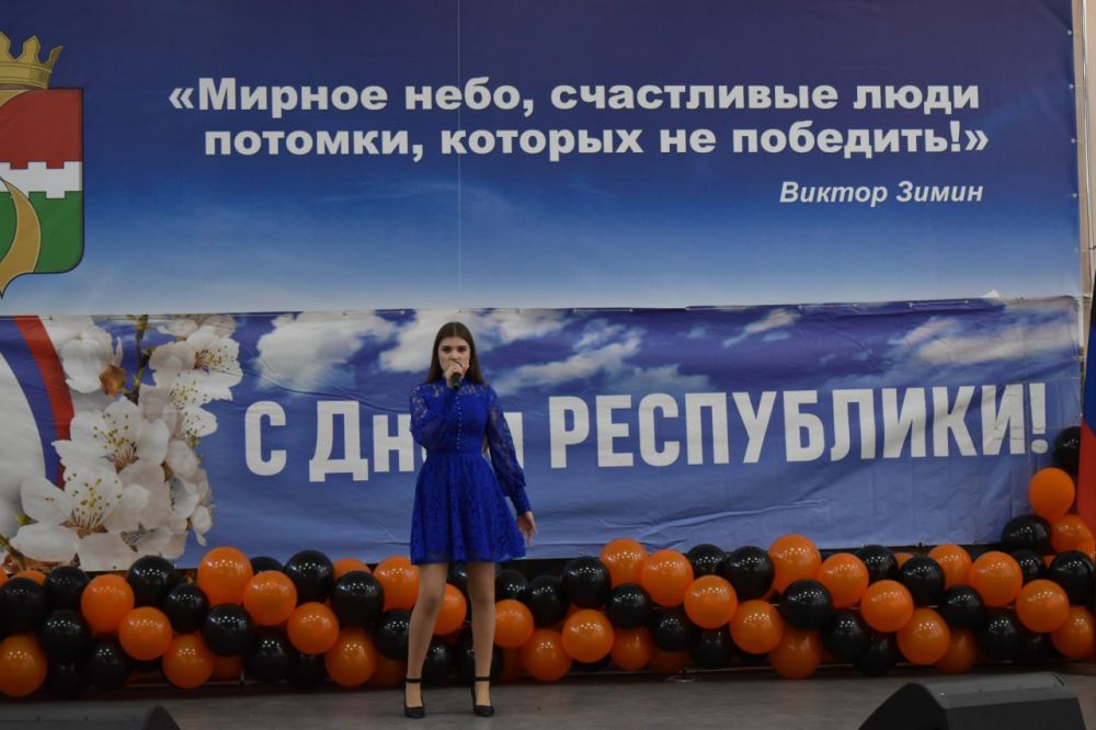 Игорь Лызов: На праздничном концерте, посвященном Дню Донецкой Народной Республики вручил Благодарственное письмо депутату Амвросиевского муниципального совета Чернявской Ольге Ивановне за активную жизненную позицию... Игорь Лызов: На праздничном концерте, посвященном Дню Донецкой Народной Республики вручил Благодарственное письмо депутату Амвросиевского муниципального совета Чернявской Ольге Ивановне за активную жизненную позицию...
