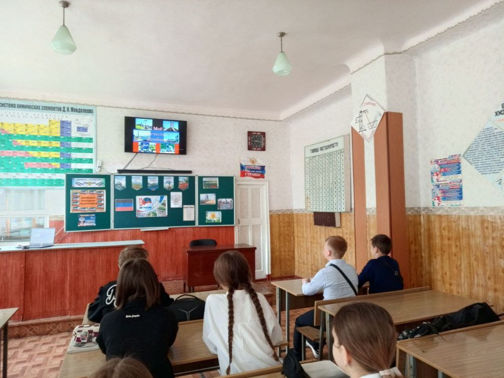 В ГБОУ «ШКОЛА № 2 Г.О. ТОРЕЗ» прошло занятие, посвящённое Дню Республики В ГБОУ «ШКОЛА № 2 Г.О. ТОРЕЗ» прошло занятие, посвящённое Дню Республики