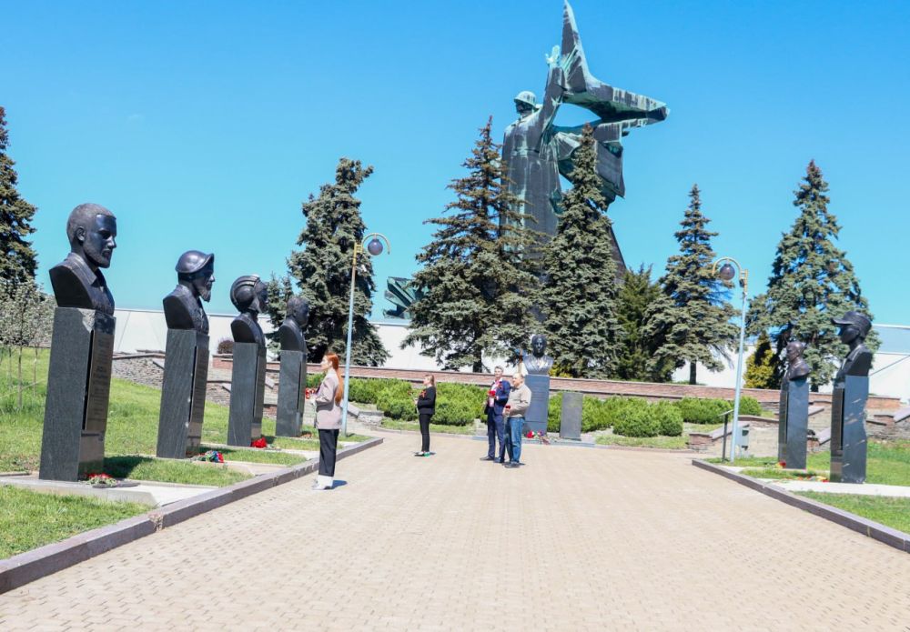 В День Республики члены Общественной палаты ДНР почтили память героев Донбасса В День Республики члены Общественной палаты ДНР почтили память героев Донбасса