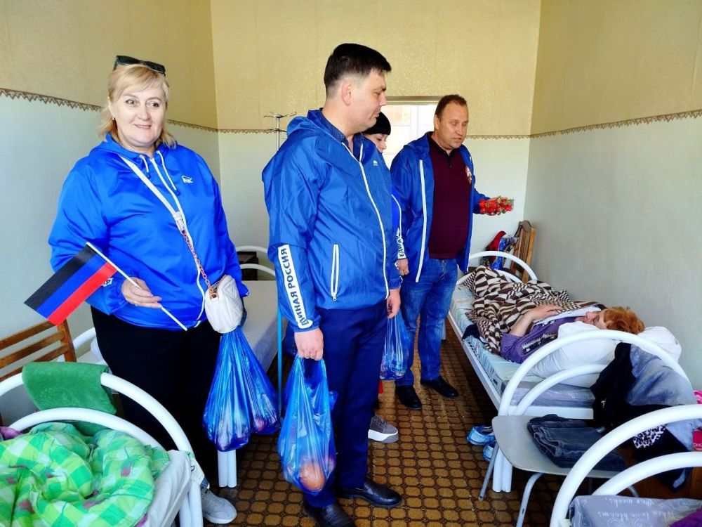 Депутаты Торезского городского совета и Врип Главы муниципального образования, Чесноков Артем Валериевич, поздравили жителей Тореза, находящихся на лечении в учреждении здравоохранения, с Днём Донецкой Народной Республики! Депутаты Торезского городского совета и Врип Главы муниципального образования, Чесноков Артем Валериевич, поздравили жителей Тореза, находящихся на лечении в учреждении здравоохранения, с Днём Донецкой Народной Республики!