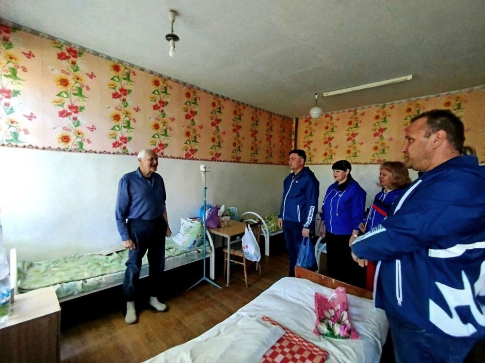 Депутаты Торезского городского совета и Врип Главы муниципального образования, Чесноков Артем Валериевич, поздравили жителей Тореза, находящихся на лечении в учреждении здравоохранения, с Днём Донецкой Народной Республики! Депутаты Торезского городского совета и Врип Главы муниципального образования, Чесноков Артем Валериевич, поздравили жителей Тореза, находящихся на лечении в учреждении здравоохранения, с Днём Донецкой Народной Республики!
