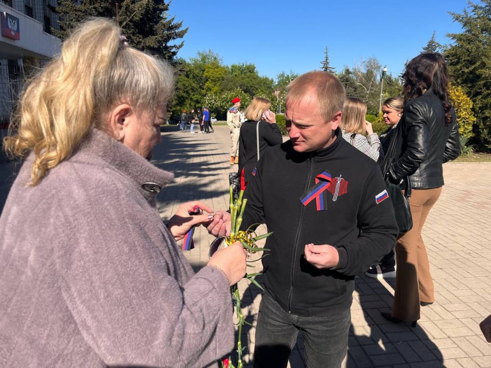 Александр Шатов: В Шахтерске прошла патриотическая акция к 11-летию Донецкой Народной Республики Александр Шатов: В Шахтерске прошла патриотическая акция к 11-летию Донецкой Народной Республики