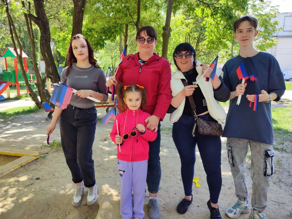 Елена Рязанцева: С Республикой в сердце !. В рамках комплекса мероприятий по празднованию Дня Республики в Пролетарском районе города Донецка состоялась акция «С Республикой в сердце», в ходе которой участники мероприятия... Елена Рязанцева: С Республикой в сердце !. В рамках комплекса мероприятий по празднованию Дня Республики в Пролетарском районе города Донецка состоялась акция «С Республикой в сердце», в ходе которой участники мероприятия...