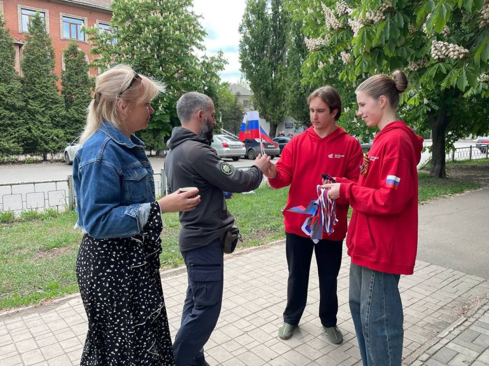 Сотрудник отдела по делам молодёжи и спорта и активисты Молодёжки Народного фронта поздравили жителей города Ясиноватая, вручив им ленточки и флажки Донецкой Народной Республики Сотрудник отдела по делам молодёжи и спорта и активисты Молодёжки Народного фронта поздравили жителей города Ясиноватая, вручив им ленточки и флажки Донецкой Народной Республики