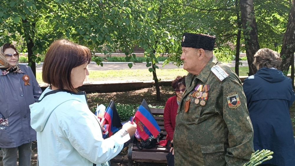 11 мая, в один из главных государственных праздников – День Донецкой Народной Республики, сотрудники Отдела культуры Администрации провели акцию по раздаче лент и флажков в цветах Донецкой Народной Республики и Российской... 11 мая, в один из главных государственных праздников – День Донецкой Народной Республики, сотрудники Отдела культуры Администрации провели акцию по раздаче лент и флажков в цветах Донецкой Народной Республики и Российской...