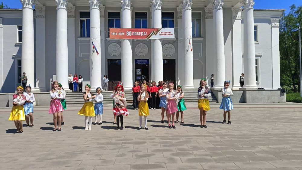 Виктория Жукова: Сегодня, около Харцызского Дворца культуры молодежь города развернула флаг Донецкой Народной Республики Виктория Жукова: Сегодня, около Харцызского Дворца культуры молодежь города развернула флаг Донецкой Народной Республики