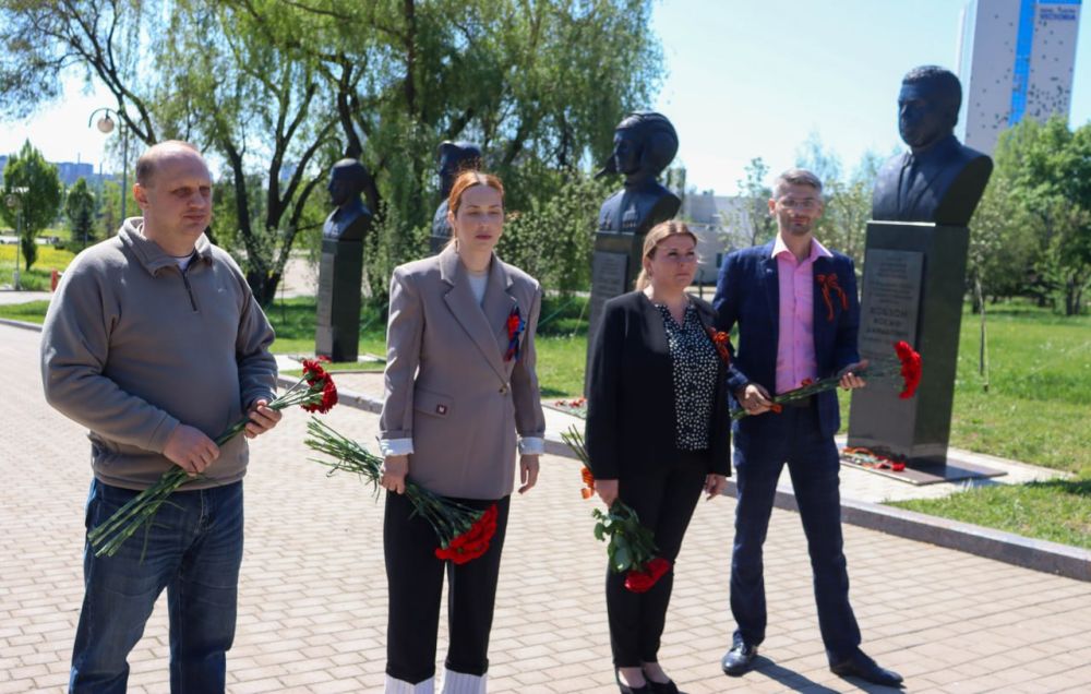 В День Республики члены Общественной палаты ДНР почтили память героев Донбасса В День Республики члены Общественной палаты ДНР почтили память героев Донбасса