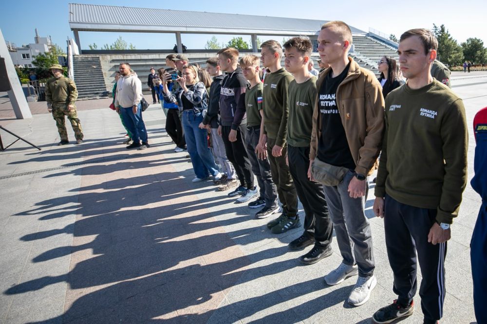 Мариупольцы отмечают День рождения Республики Мариупольцы отмечают День рождения Республики