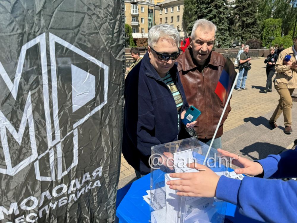В День Республики в Донецке прошла реконструкция референдума 2014 года В День Республики в Донецке прошла реконструкция референдума 2014 года