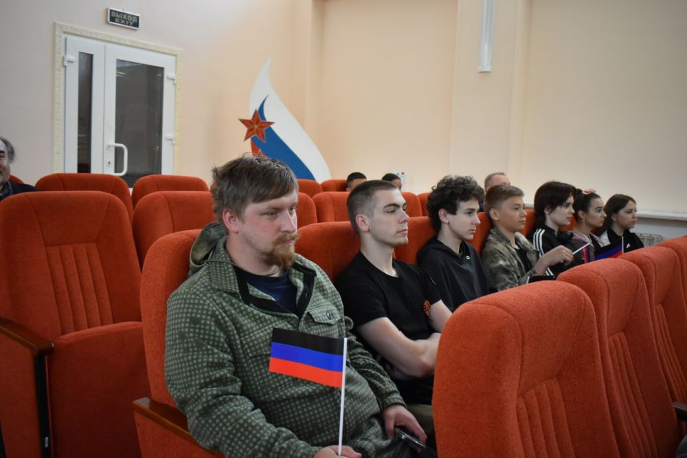 Игорь Лызов: На праздничном концерте, посвященном Дню Донецкой Народной Республики вручил Благодарственное письмо депутату Амвросиевского муниципального совета Чернявской Ольге Ивановне за активную жизненную позицию... Игорь Лызов: На праздничном концерте, посвященном Дню Донецкой Народной Республики вручил Благодарственное письмо депутату Амвросиевского муниципального совета Чернявской Ольге Ивановне за активную жизненную позицию...