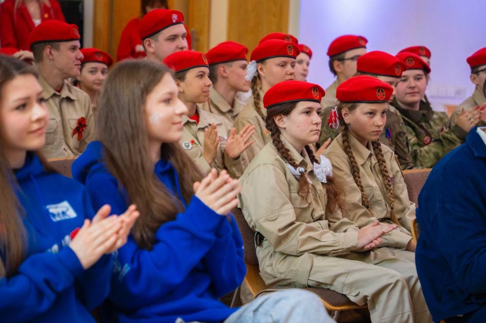 С честью и гордостью нести высокое звание юнармейца! С честью и гордостью нести высокое звание юнармейца!
