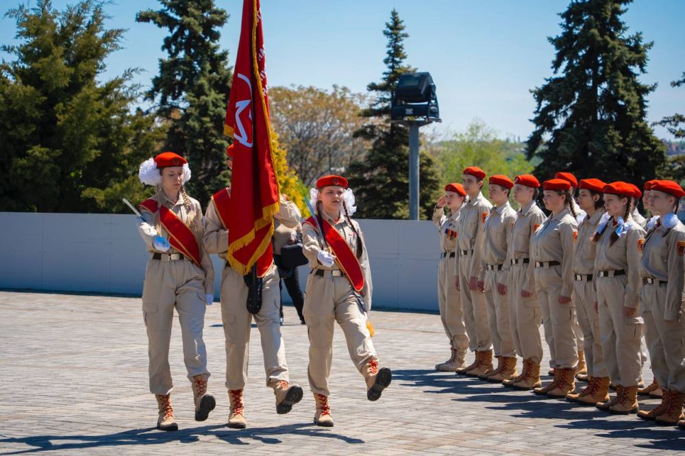 С честью и гордостью нести высокое звание юнармейца! С честью и гордостью нести высокое звание юнармейца!