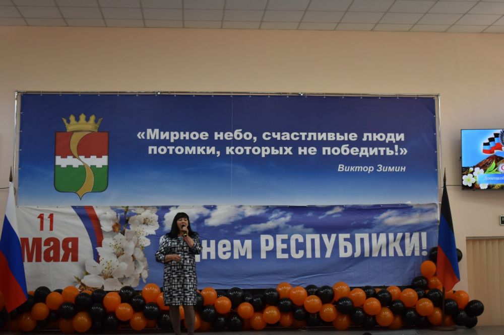 Игорь Лызов: На праздничном концерте, посвященном Дню Донецкой Народной Республики вручил Благодарственное письмо депутату Амвросиевского муниципального совета Чернявской Ольге Ивановне за активную жизненную позицию... Игорь Лызов: На праздничном концерте, посвященном Дню Донецкой Народной Республики вручил Благодарственное письмо депутату Амвросиевского муниципального совета Чернявской Ольге Ивановне за активную жизненную позицию...