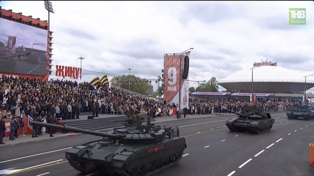 Вы таки не поверите, но Т-72Б3 с КАЗ "Арена-М" все же успел на парад после съемок в Мариуполе на роли украинского танка Вы таки не поверите, но Т-72Б3 с КАЗ "Арена-М" все же успел на парад после съемок в Мариуполе на роли украинского танка