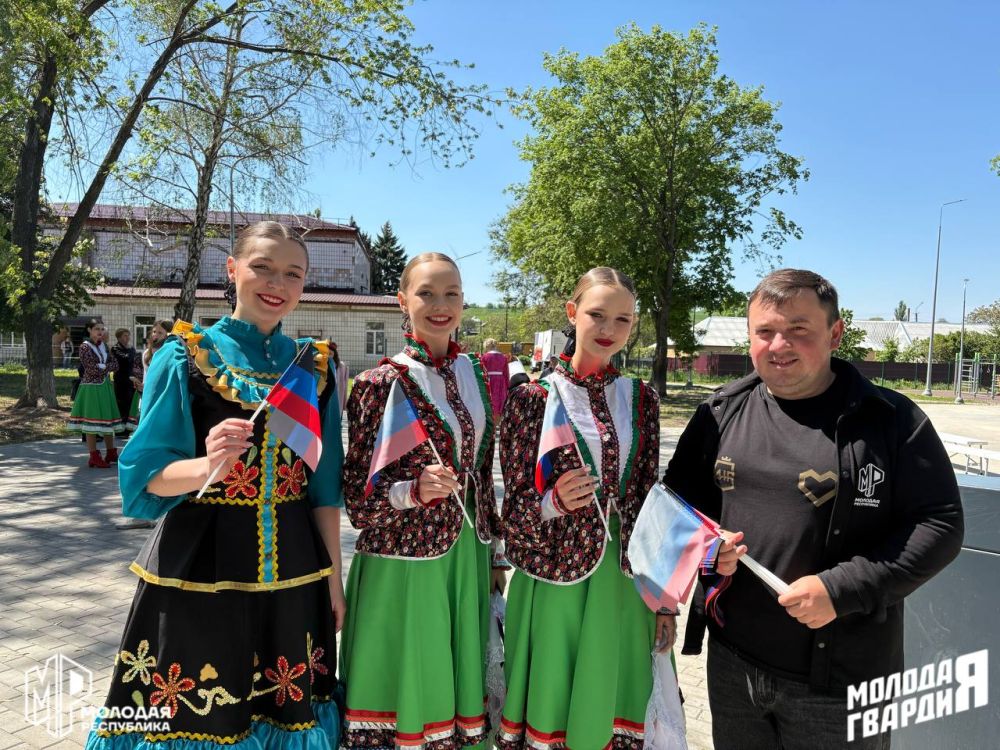 Молодёжь Тельманово поздравила жителей города Молодёжь Тельманово поздравила жителей города