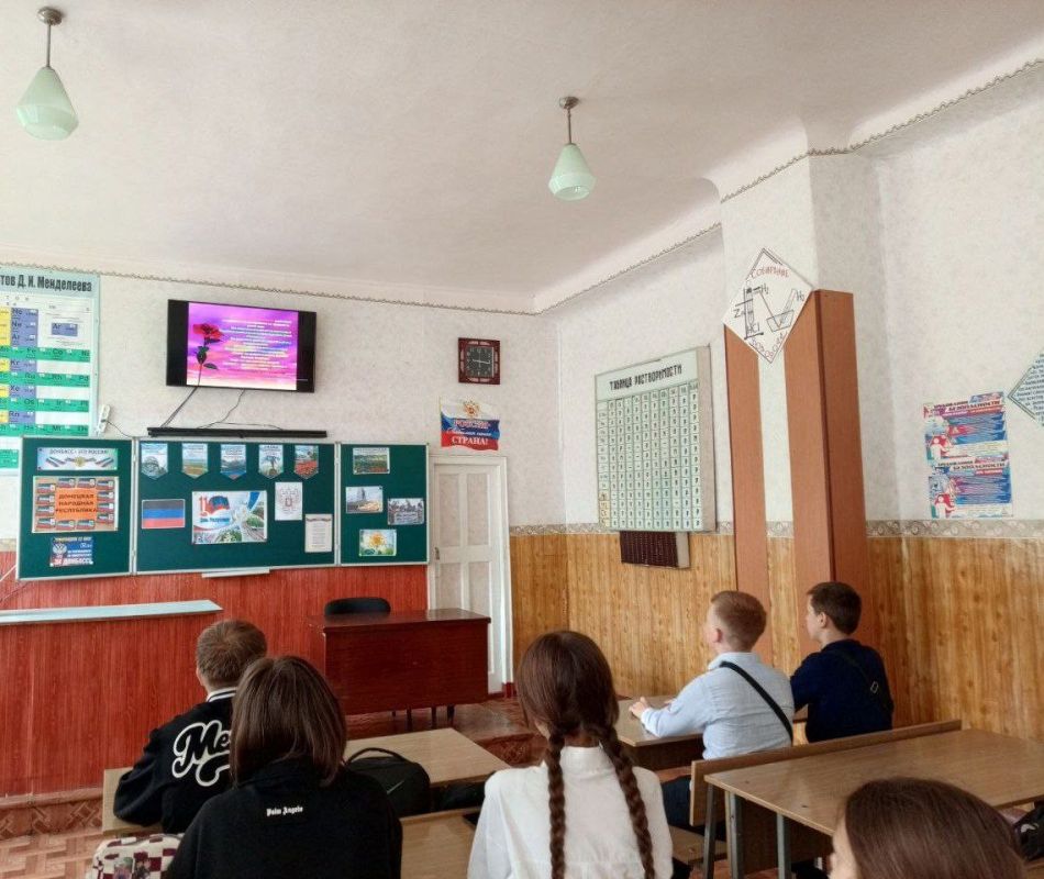 В ГБОУ «ШКОЛА № 2 Г.О. ТОРЕЗ» прошло занятие, посвящённое Дню Республики В ГБОУ «ШКОЛА № 2 Г.О. ТОРЕЗ» прошло занятие, посвящённое Дню Республики