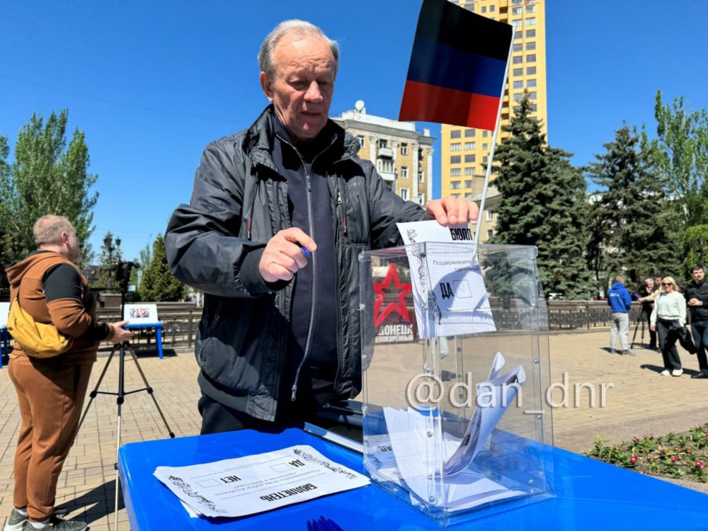 В День Республики в Донецке прошла реконструкция референдума 2014 года В День Республики в Донецке прошла реконструкция референдума 2014 года