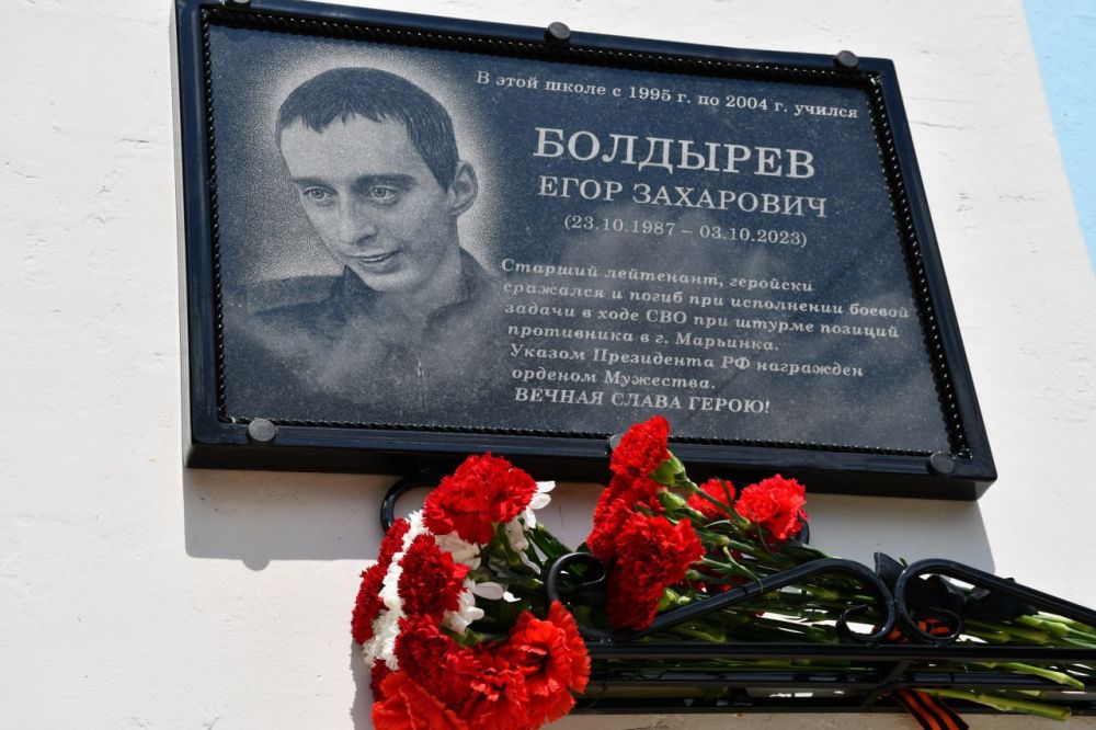 Сергей Желновач: Живая память. «Они не погибли, они ушли на задание» Сегодня в Мироновской общеобразовательной школе № 10 торжественно открыли мемориальные доски в честь двух выпускников – Сергея Мисюренко и Егора Болдырева Сергей Желновач: Живая память. «Они не погибли, они ушли на задание» Сегодня в Мироновской общеобразовательной школе № 10 торжественно открыли мемориальные доски в честь двух выпускников – Сергея Мисюренко и Егора Болдырева
