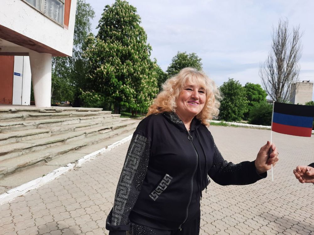В рамках партийного проекта #ИстортческаяПамять 11.05.2025 МБУ Донской ЦКД провели акцию по раздаче символики Донецкой Народной Республики В рамках партийного проекта #ИстортческаяПамять 11.05.2025 МБУ Донской ЦКД провели акцию по раздаче символики Донецкой Народной Республики