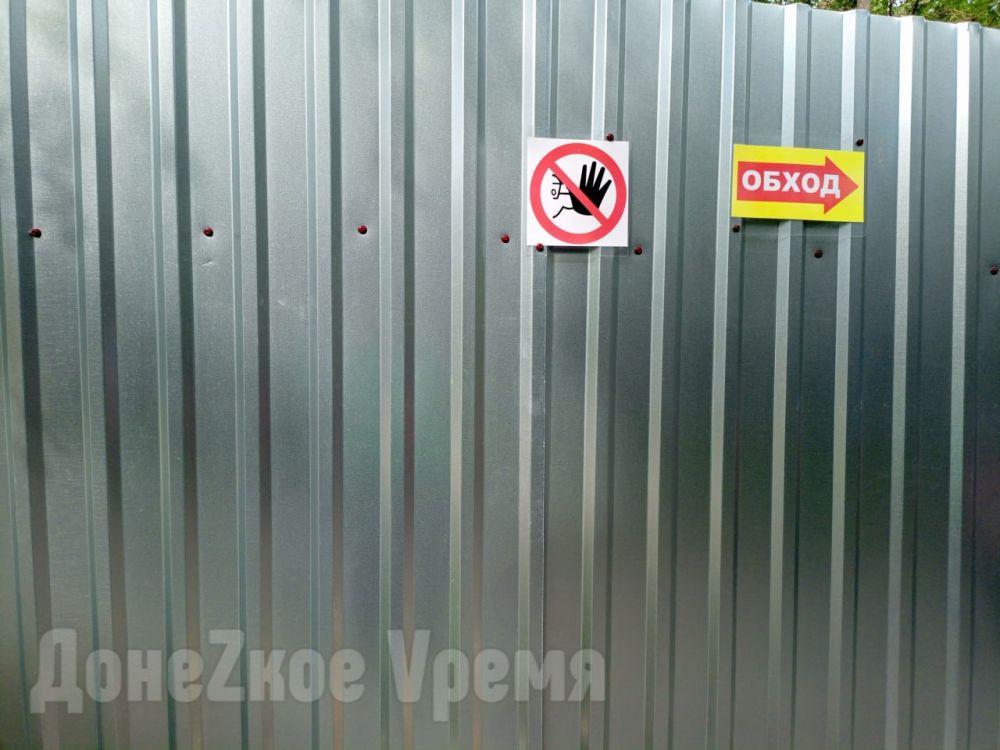 Сносят половину дома: на Пинтера,8 в Донецке идет демонтаж разрушенного подъезда Сносят половину дома: на Пинтера,8 в Донецке идет демонтаж разрушенного подъезда