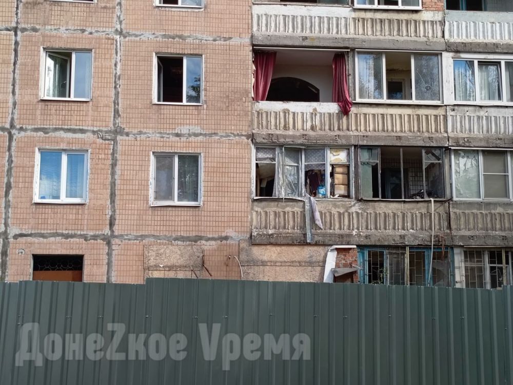 Сносят половину дома: на Пинтера,8 в Донецке идет демонтаж разрушенного подъезда Сносят половину дома: на Пинтера,8 в Донецке идет демонтаж разрушенного подъезда