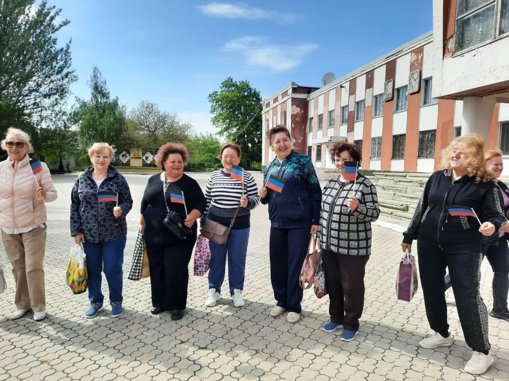 В рамках партийного проекта #ИстортческаяПамять 11.05.2025 МБУ Донской ЦКД провели акцию по раздаче символики Донецкой Народной Республики В рамках партийного проекта #ИстортческаяПамять 11.05.2025 МБУ Донской ЦКД провели акцию по раздаче символики Донецкой Народной Республики