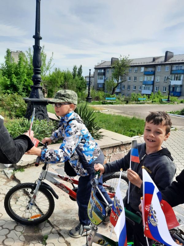 В рамках партийного проекта #ИстортческаяПамять 11.05.2025 МБУ Донской ЦКД провели акцию по раздаче символики Донецкой Народной Республики В рамках партийного проекта #ИстортческаяПамять 11.05.2025 МБУ Донской ЦКД провели акцию по раздаче символики Донецкой Народной Республики