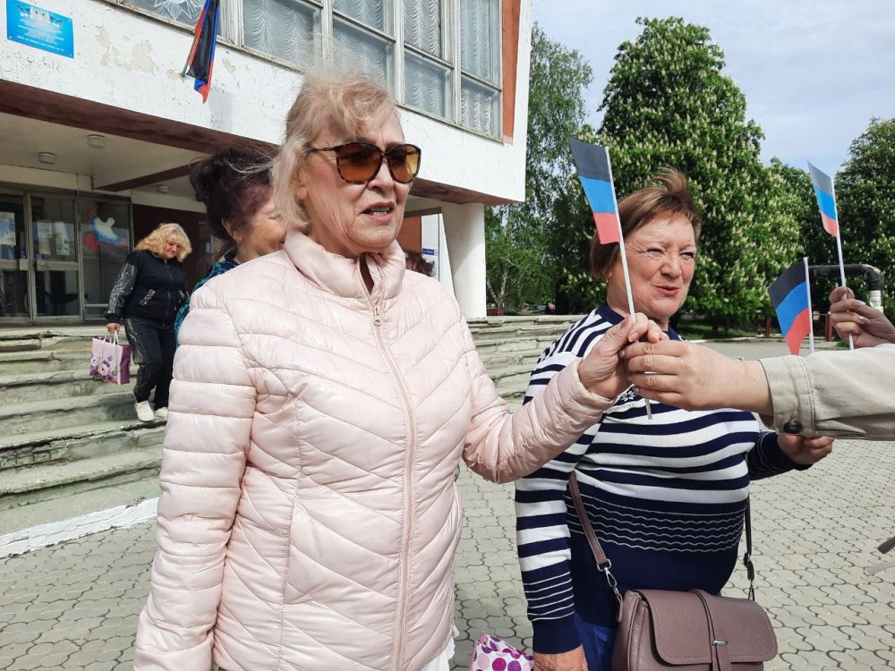 В рамках партийного проекта #ИстортческаяПамять 11.05.2025 МБУ Донской ЦКД провели акцию по раздаче символики Донецкой Народной Республики В рамках партийного проекта #ИстортческаяПамять 11.05.2025 МБУ Донской ЦКД провели акцию по раздаче символики Донецкой Народной Республики